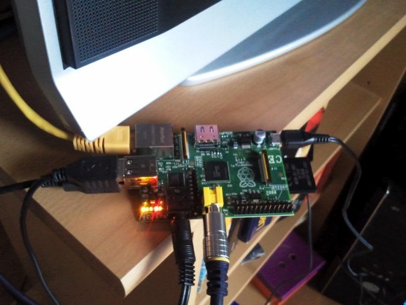 RPi model B, spojen analogno na TV, spojeni miš, tipkovnica i eksterni disk
