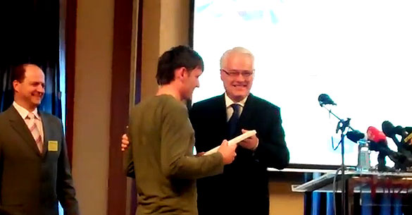 Predsjednik RH prof. dr. sc. Ivo Josipović uručuje nagradu Ivanu Galgociju